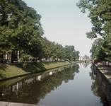 119356 Gezicht over de Stadsbuitengracht te Utrecht, vanaf de Willemsbrug, met op de achtergrond de Catharijnebrug en ...